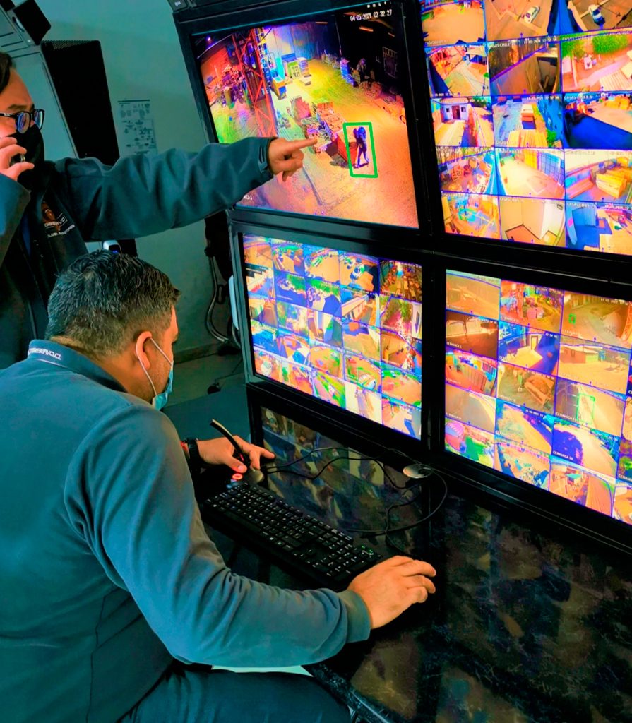 Operadores verificando en la central